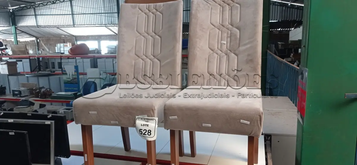 LOTE 528 - 02 CADEIRAS DE MADEIRA COM ASSENTO ALMOFADADO. (NO ESTADO) ATENÇÃO! FAZER A VISITAÇÃO ANTES DE ARREMATAR, NÃO SABEMOS SE FUNCIONA, LEILÃO NÃO TEM GARANTIA E NEM DEVOLUÇÃO, SUJEITO A POSSÍVEIS AVARIAS VISÍVEIS/OCULTAS E/OU AUSÊNCIA DE COMPONENTES.
