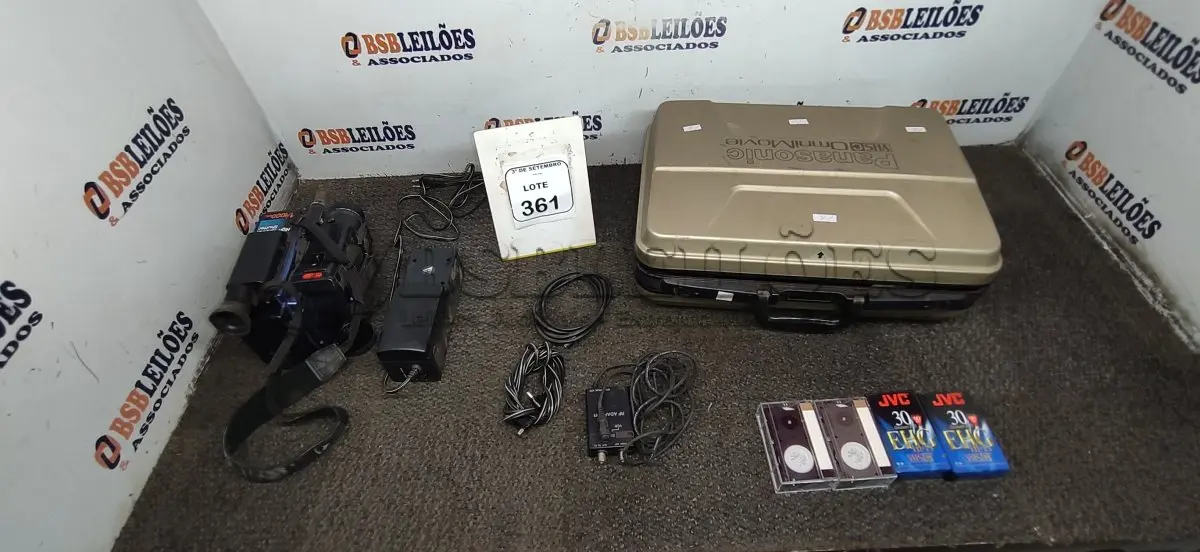 LOTE 361 - 01 FILMADORA MODELO OMNIMOVIE VHS MARCA PANASONIC COM MALETA. (NO ESTADO) ATENÇÃO! FAZER A VISITAÇÃO ANTES DE ARREMATAR, NÃO SABEMOS SE FUNCIONA, LEILÃO NÃO TEM GARANTIA E NEM DEVOLUÇÃO, SUJEITO A POSSÍVEIS AVARIAS VISÍVEIS/OCULTAS E/OU AUSÊNCIA DE COMPONENTES.