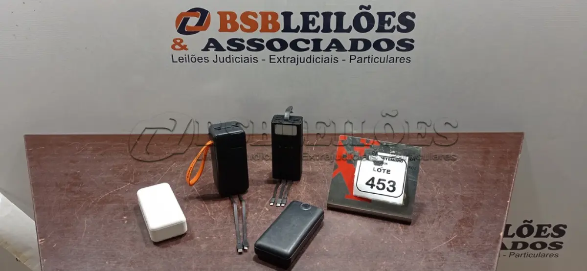 LOTE 453 - 04 POWER BANKS DE MARCAS E MODELOS DIVERSOS. (NO ESTADO) ATENÇÃO! FAZER A VISITAÇÃO ANTES DE ARREMATAR, NÃO SABEMOS SE FUNCIONA, LEILÃO NÃO TEM GARANTIA E NEM DEVOLUÇÃO, SUJEITO A POSSÍVEIS AVARIAS VISÍVEIS/OCULTAS E/OU AUSÊNCIA DE COMPONENTES.