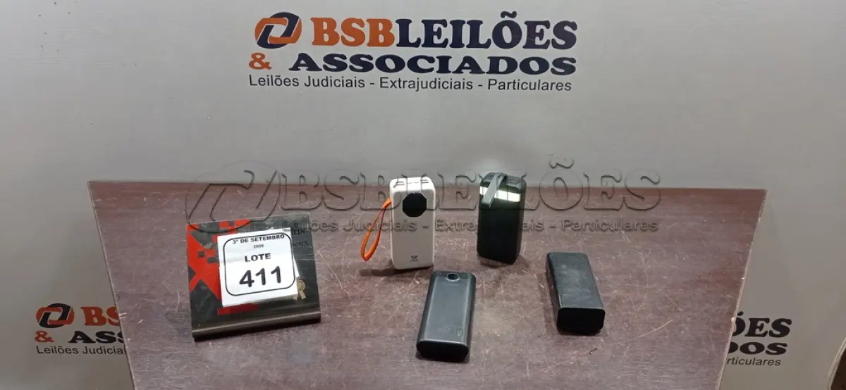 LOTE 411 - 04 POWER BANKS DE MARCAS E MODELOS DIVERSOS. (NO ESTADO) ATENÇÃO! FAZER A VISITAÇÃO ANTES DE ARREMATAR, NÃO SABEMOS SE FUNCIONA, LEILÃO NÃO TEM GARANTIA E NEM DEVOLUÇÃO, SUJEITO A POSSÍVEIS AVARIAS VISÍVEIS/OCULTAS E/OU AUSÊNCIA DE COMPONENTES.