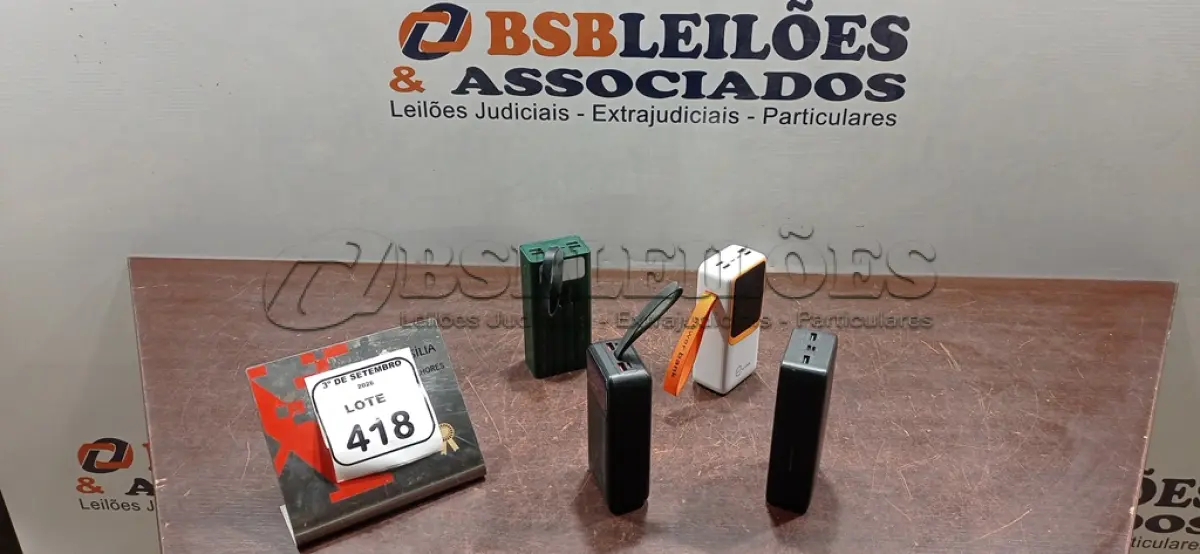LOTE 418 - 04 POWER BANKS DE MARCAS E MODELOS DIVERSOS. (NO ESTADO) ATENÇÃO! FAZER A VISITAÇÃO ANTES DE ARREMATAR, NÃO SABEMOS SE FUNCIONA, LEILÃO NÃO TEM GARANTIA E NEM DEVOLUÇÃO, SUJEITO A POSSÍVEIS AVARIAS VISÍVEIS/OCULTAS E/OU AUSÊNCIA DE COMPONENTES.