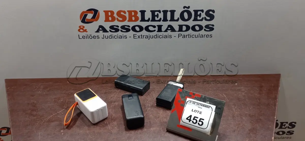 LOTE 455 - 04 POWER BANKS DE MARCAS E MODELOS DIVERSOS. (NO ESTADO) ATENÇÃO! FAZER A VISITAÇÃO ANTES DE ARREMATAR, NÃO SABEMOS SE FUNCIONA, LEILÃO NÃO TEM GARANTIA E NEM DEVOLUÇÃO, SUJEITO A POSSÍVEIS AVARIAS VISÍVEIS/OCULTAS E/OU AUSÊNCIA DE COMPONENTES.