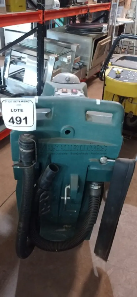 LOTE 491 - 01 MÁQUINA DE LAVAR PISOS INDUSTRIAL MODELO FOX MARCA ALFA. (NO ESTADO) ATENÇÃO! FAZER A VISITAÇÃO ANTES DE ARREMATAR, NÃO SABEMOS SE FUNCIONA, LEILÃO NÃO TEM GARANTIA E NEM DEVOLUÇÃO, SUJEITO A POSSÍVEIS AVARIAS VISÍVEIS/OCULTAS E/OU AUSÊNCIA DE COMPONENTES.