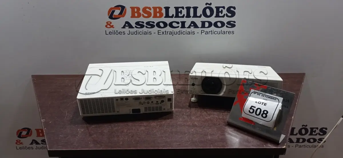LOTE 508 - 02 PROJETORES SEM CABOS. (NO ESTADO) ATENÇÃO! FAZER A VISITAÇÃO ANTES DE ARREMATAR, NÃO SABEMOS SE FUNCIONA, LEILÃO NÃO TEM GARANTIA E NEM DEVOLUÇÃO, SUJEITO A POSSÍVEIS AVARIAS VISÍVEIS/OCULTAS E/OU AUSÊNCIA DE COMPONENTES.