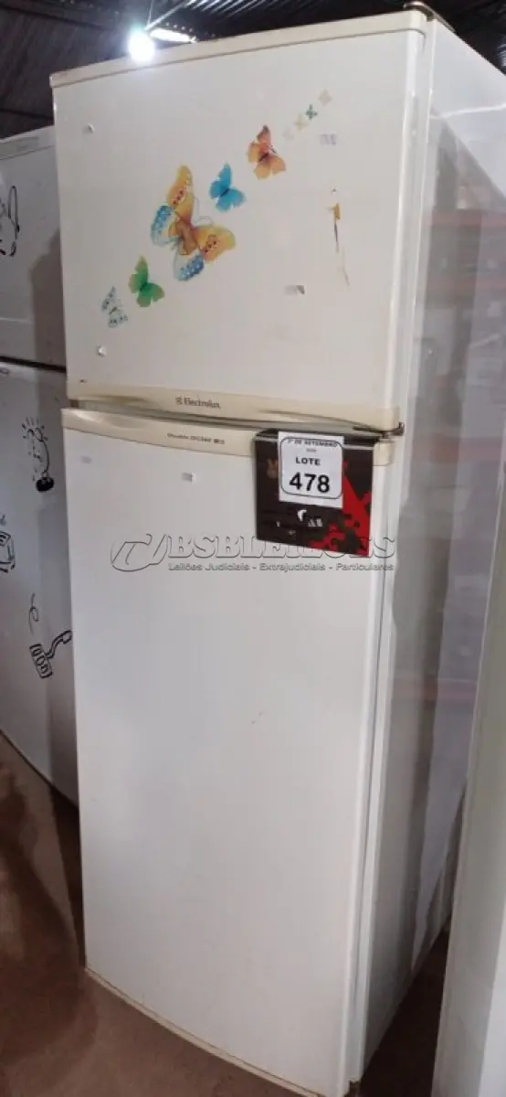LOTE 478 - 01 GELADEIRA 220V MARCA ELECTROLUX. (NO ESTADO) ATENÇÃO! FAZER A VISITAÇÃO ANTES DE ARREMATAR, NÃO SABEMOS SE FUNCIONA, LEILÃO NÃO TEM GARANTIA E NEM DEVOLUÇÃO, SUJEITO A POSSÍVEIS AVARIAS VISÍVEIS/OCULTAS E/OU AUSÊNCIA DE COMPONENTES.