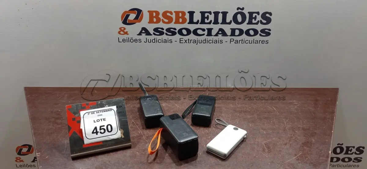 LOTE 450 - 04 POWER BANKS DE MARCAS E MODELOS DIVERSOS. (NO ESTADO) ATENÇÃO! FAZER A VISITAÇÃO ANTES DE ARREMATAR, NÃO SABEMOS SE FUNCIONA, LEILÃO NÃO TEM GARANTIA E NEM DEVOLUÇÃO, SUJEITO A POSSÍVEIS AVARIAS VISÍVEIS/OCULTAS E/OU AUSÊNCIA DE COMPONENTES.