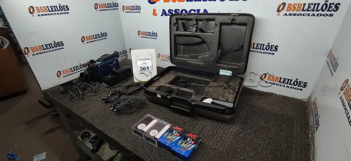 LOTE 361 - 01 FILMADORA MODELO OMNIMOVIE VHS MARCA PANASONIC COM MALETA. (NO ESTADO) ATENÇÃO! FAZER A VISITAÇÃO ANTES DE ARREMATAR, NÃO SABEMOS SE FUNCIONA, LEILÃO NÃO TEM GARANTIA E NEM DEVOLUÇÃO, SUJEITO A POSSÍVEIS AVARIAS VISÍVEIS/OCULTAS E/OU AUSÊNCIA DE COMPONENTES.