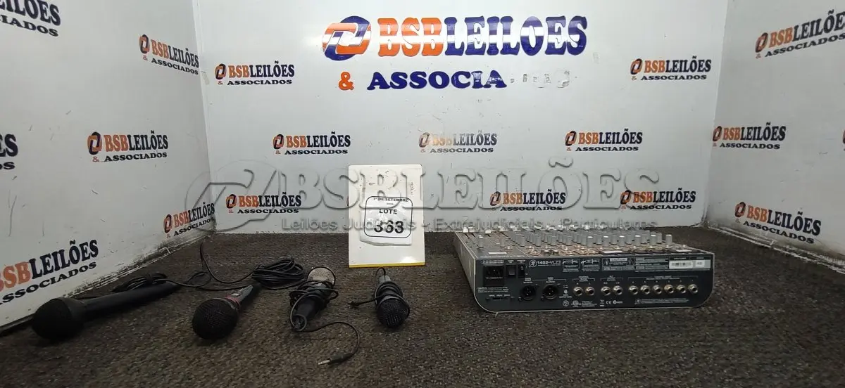 LOTE 363 - 01MESA DE SOM MODELO 1402-VLZ3 E 04 MICROFONES DE MARCAS E MODELOS DIVERSOS. (NO ESTADO) ATENÇÃO! FAZER A VISITAÇÃO ANTES DE ARREMATAR, NÃO SABEMOS SE FUNCIONA, LEILÃO NÃO TEM GARANTIA E NEM DEVOLUÇÃO, SUJEITO A POSSÍVEIS AVARIAS VISÍVEIS/OCULTAS E/OU AUSÊNCIA DE COMPONENTES.