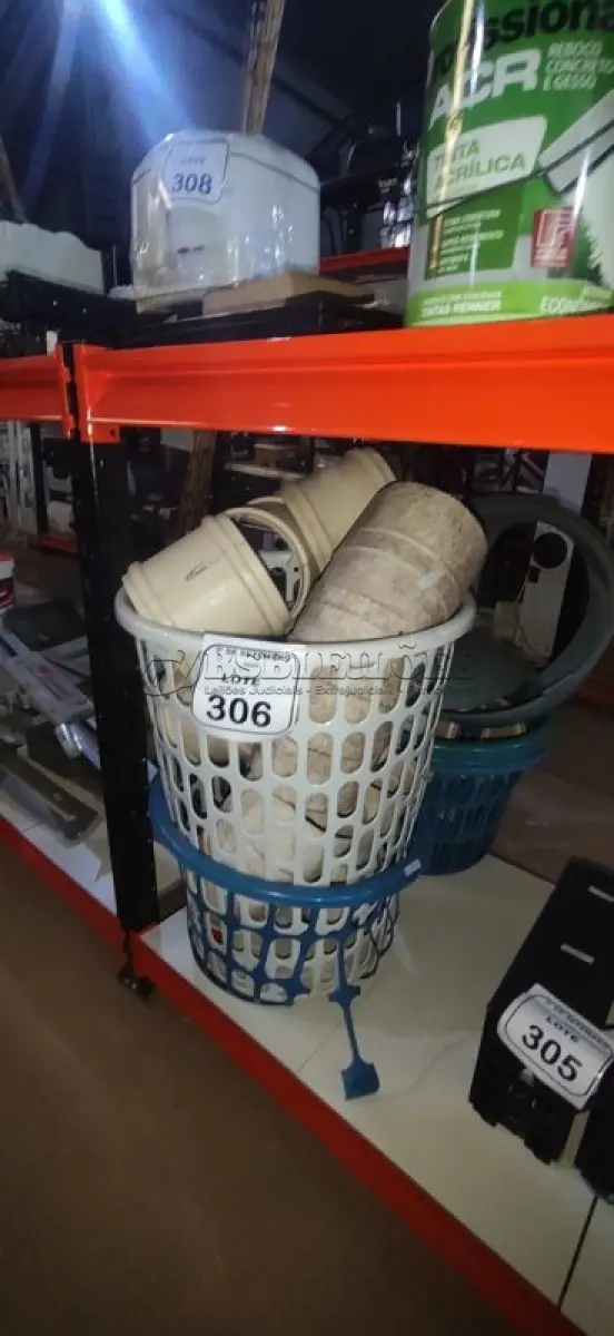 LOTE 306 - 06 CESTOS DE ROUPA E 11 CONEXÕES DE ESGOTO 150MM. (NO ESTADO) ATENÇÃO! FAZER A VISITAÇÃO ANTES DE ARREMATAR, NÃO SABEMOS SE FUNCIONA, LEILÃO NÃO TEM GARANTIA E NEM DEVOLUÇÃO, SUJEITO A POSSÍVEIS AVARIAS VISÍVEIS/OCULTAS E/OU AUSÊNCIA DE COMPONENTES.