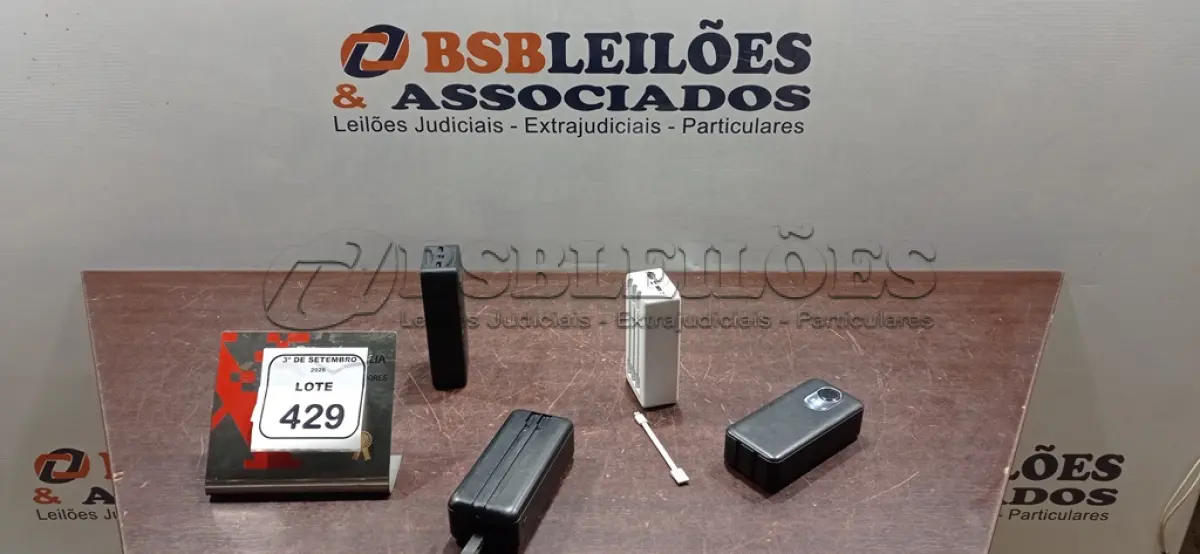 LOTE 429 - 04 POWER BANKS DE MARCAS E MODELOS DIVERSOS. (NO ESTADO) ATENÇÃO! FAZER A VISITAÇÃO ANTES DE ARREMATAR, NÃO SABEMOS SE FUNCIONA, LEILÃO NÃO TEM GARANTIA E NEM DEVOLUÇÃO, SUJEITO A POSSÍVEIS AVARIAS VISÍVEIS/OCULTAS E/OU AUSÊNCIA DE COMPONENTES.