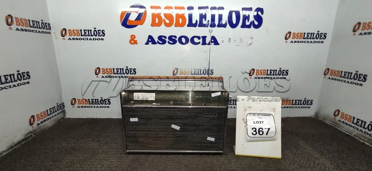 LOTE 367 - 01 APARELHO DE SOM ANTIGO MODELO TRANSGLOBE MARCA PHILCO. (NO ESTADO) ATENÇÃO! FAZER A VISITAÇÃO ANTES DE ARREMATAR, NÃO SABEMOS SE FUNCIONA, LEILÃO NÃO TEM GARANTIA E NEM DEVOLUÇÃO, SUJEITO A POSSÍVEIS AVARIAS VISÍVEIS/OCULTAS E/OU AUSÊNCIA DE COMPONENTES.