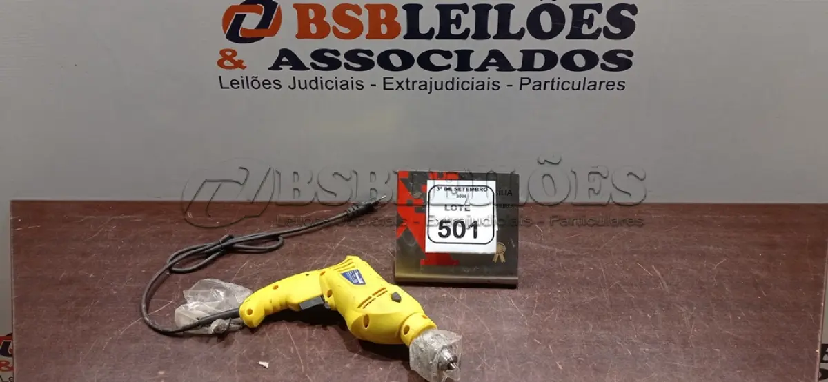 LOTE 501 - 01 FURADEIRA ELÉTRICA 220V MARCA TRAMONTINA. (NO ESTADO) ATENÇÃO! FAZER A VISITAÇÃO ANTES DE ARREMATAR, NÃO SABEMOS SE FUNCIONA, LEILÃO NÃO TEM GARANTIA E NEM DEVOLUÇÃO, SUJEITO A POSSÍVEIS AVARIAS VISÍVEIS/OCULTAS E/OU AUSÊNCIA DE COMPONENTES.