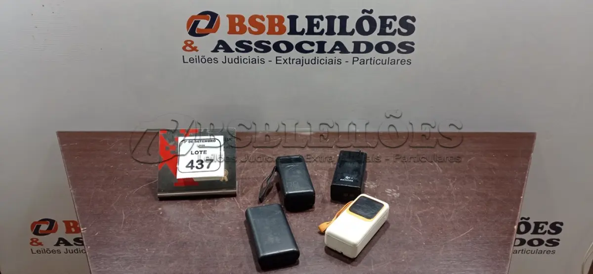 LOTE 437 - 04 POWER BANKS DE MARCAS E MODELOS DIVERSOS. (NO ESTADO) ATENÇÃO! FAZER A VISITAÇÃO ANTES DE ARREMATAR, NÃO SABEMOS SE FUNCIONA, LEILÃO NÃO TEM GARANTIA E NEM DEVOLUÇÃO, SUJEITO A POSSÍVEIS AVARIAS VISÍVEIS/OCULTAS E/OU AUSÊNCIA DE COMPONENTES.
