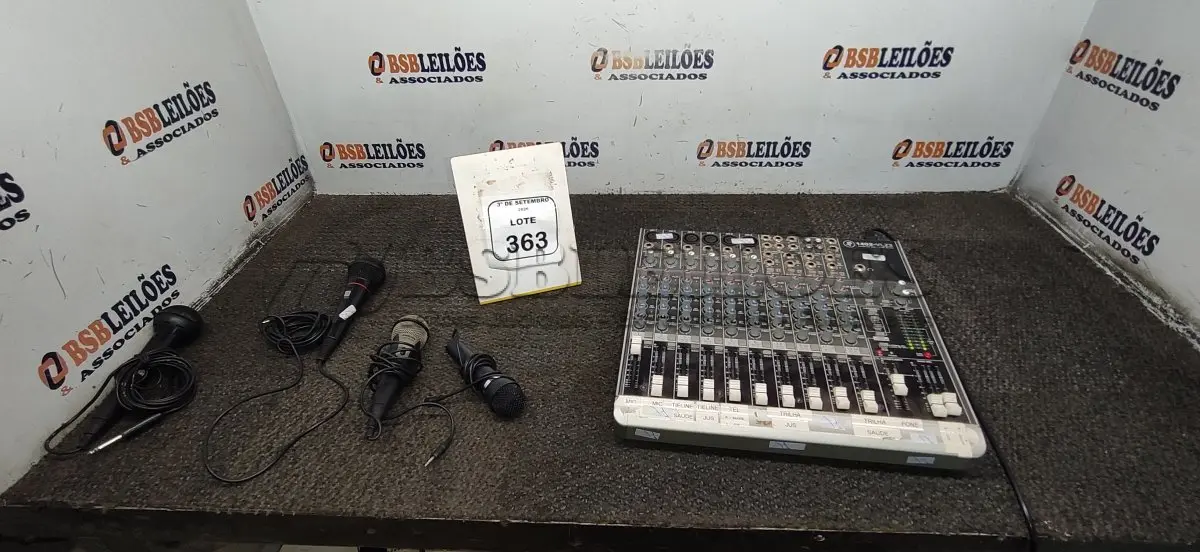LOTE 363 - 01MESA DE SOM MODELO 1402-VLZ3 E 04 MICROFONES DE MARCAS E MODELOS DIVERSOS. (NO ESTADO) ATENÇÃO! FAZER A VISITAÇÃO ANTES DE ARREMATAR, NÃO SABEMOS SE FUNCIONA, LEILÃO NÃO TEM GARANTIA E NEM DEVOLUÇÃO, SUJEITO A POSSÍVEIS AVARIAS VISÍVEIS/OCULTAS E/OU AUSÊNCIA DE COMPONENTES.