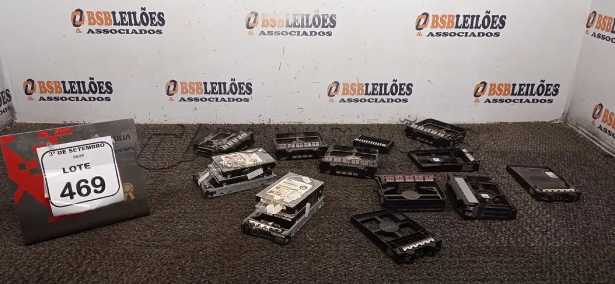 LOTE 469 - 06 HDS PARA SERVIDORES E VÁRIAS TAMPAS DE ACABAMENTO FRONTAL. (NO ESTADO) ATENÇÃO! FAZER A VISITAÇÃO ANTES DE ARREMATAR, NÃO SABEMOS SE FUNCIONA, LEILÃO NÃO TEM GARANTIA E NEM DEVOLUÇÃO, SUJEITO A POSSÍVEIS AVARIAS VISÍVEIS/OCULTAS E/OU AUSÊNCIA DE COMPONENTES.