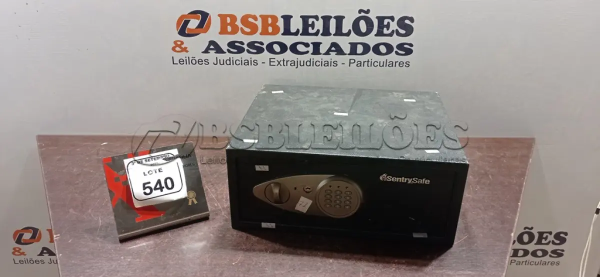LOTE 540 - 01 COFRE DIGITAL MARCA SENTRY SAFE. (NO ESTADO) ATENÇÃO! FAZER A VISITAÇÃO ANTES DE ARREMATAR, NÃO SABEMOS SE FUNCIONA, LEILÃO NÃO TEM GARANTIA E NEM DEVOLUÇÃO, SUJEITO A POSSÍVEIS AVARIAS VISÍVEIS/OCULTAS E/OU AUSÊNCIA DE COMPONENTES.