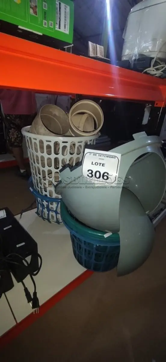 LOTE 306 - 06 CESTOS DE ROUPA E 11 CONEXÕES DE ESGOTO 150MM. (NO ESTADO) ATENÇÃO! FAZER A VISITAÇÃO ANTES DE ARREMATAR, NÃO SABEMOS SE FUNCIONA, LEILÃO NÃO TEM GARANTIA E NEM DEVOLUÇÃO, SUJEITO A POSSÍVEIS AVARIAS VISÍVEIS/OCULTAS E/OU AUSÊNCIA DE COMPONENTES.