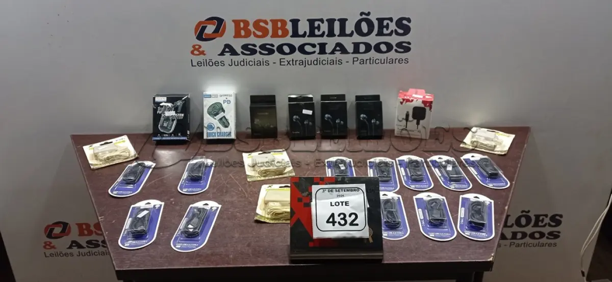 LOTE 432 - 01 LOTE COM VÁRIOS CABOS TIPO C, CARREGADORES DE CELULAR E FONES DE OUVIDO DE MARCAS E MODELOS DIVERSOS. (NO ESTADO) ATENÇÃO! FAZER A VISITAÇÃO ANTES DE ARREMATAR, NÃO SABEMOS SE FUNCIONA, LEILÃO NÃO TEM GARANTIA E NEM DEVOLUÇÃO, SUJEITO A POSSÍVEIS AVARIAS VISÍVEIS/OCULTAS E/OU AUSÊNCIA DE COMPONENTES.