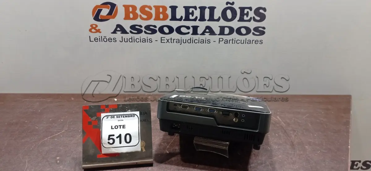 LOTE 510 - 01 PROJETOR MARCA BENQ SEM CABOS. (NO ESTADO) ATENÇÃO! FAZER A VISITAÇÃO ANTES DE ARREMATAR, NÃO SABEMOS SE FUNCIONA, LEILÃO NÃO TEM GARANTIA E NEM DEVOLUÇÃO, SUJEITO A POSSÍVEIS AVARIAS VISÍVEIS/OCULTAS E/OU AUSÊNCIA DE COMPONENTES.