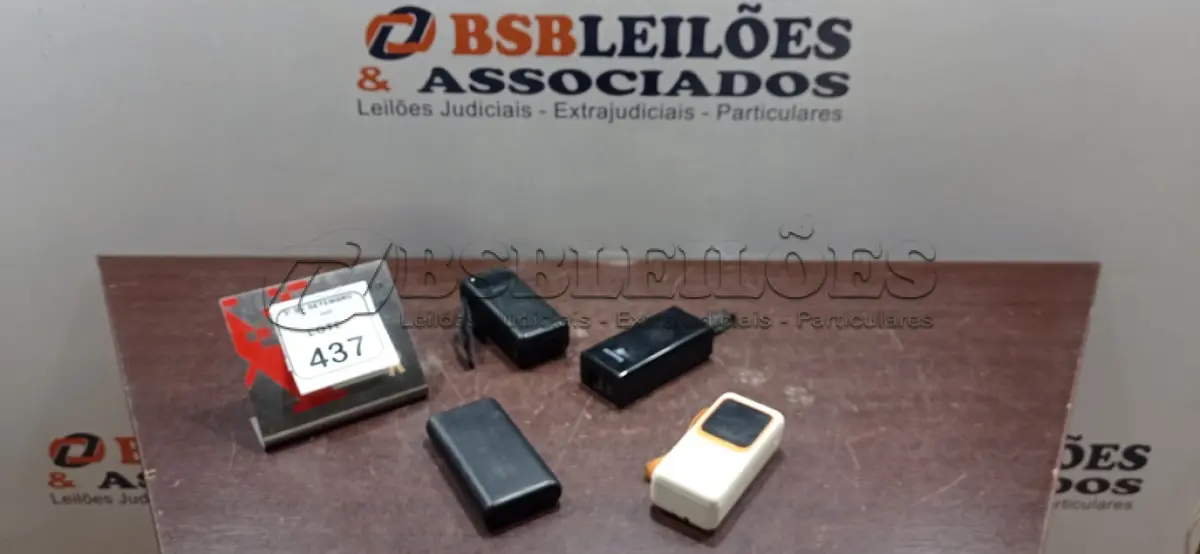 LOTE 437 - 04 POWER BANKS DE MARCAS E MODELOS DIVERSOS. (NO ESTADO) ATENÇÃO! FAZER A VISITAÇÃO ANTES DE ARREMATAR, NÃO SABEMOS SE FUNCIONA, LEILÃO NÃO TEM GARANTIA E NEM DEVOLUÇÃO, SUJEITO A POSSÍVEIS AVARIAS VISÍVEIS/OCULTAS E/OU AUSÊNCIA DE COMPONENTES.