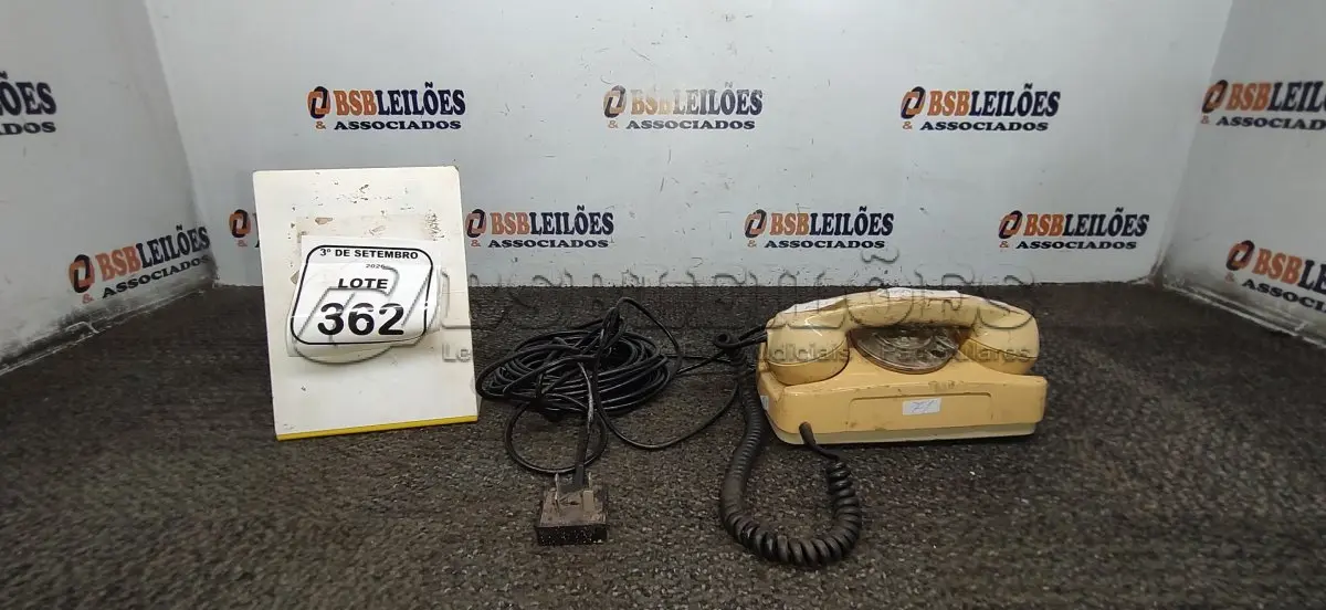 LOTE 362 - 01 APARELHO DE TELEFONE DE DISCO RETRÔ. (NO ESTADO) ATENÇÃO! FAZER A VISITAÇÃO ANTES DE ARREMATAR, NÃO SABEMOS SE FUNCIONA, LEILÃO NÃO TEM GARANTIA E NEM DEVOLUÇÃO, SUJEITO A POSSÍVEIS AVARIAS VISÍVEIS/OCULTAS E/OU AUSÊNCIA DE COMPONENTES.