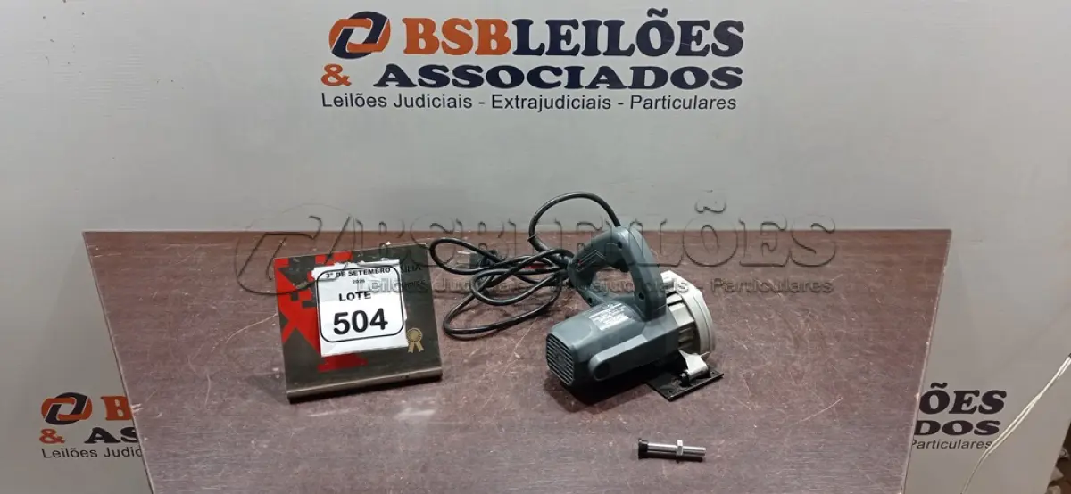 LOTE 504 - 01 SERRA MÁRMORE 220V MARCA MAKITA. (NO ESTADO) ATENÇÃO! FAZER A VISITAÇÃO ANTES DE ARREMATAR, NÃO SABEMOS SE FUNCIONA, LEILÃO NÃO TEM GARANTIA E NEM DEVOLUÇÃO, SUJEITO A POSSÍVEIS AVARIAS VISÍVEIS/OCULTAS E/OU AUSÊNCIA DE COMPONENTES.