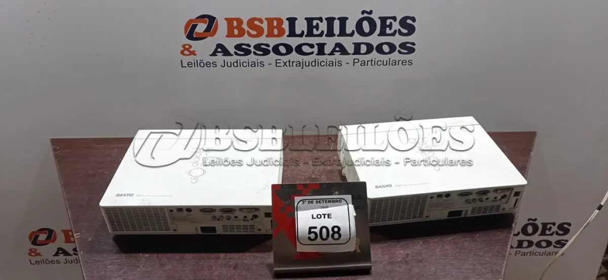 LOTE 508 - 02 PROJETORES SEM CABOS. (NO ESTADO) ATENÇÃO! FAZER A VISITAÇÃO ANTES DE ARREMATAR, NÃO SABEMOS SE FUNCIONA, LEILÃO NÃO TEM GARANTIA E NEM DEVOLUÇÃO, SUJEITO A POSSÍVEIS AVARIAS VISÍVEIS/OCULTAS E/OU AUSÊNCIA DE COMPONENTES.