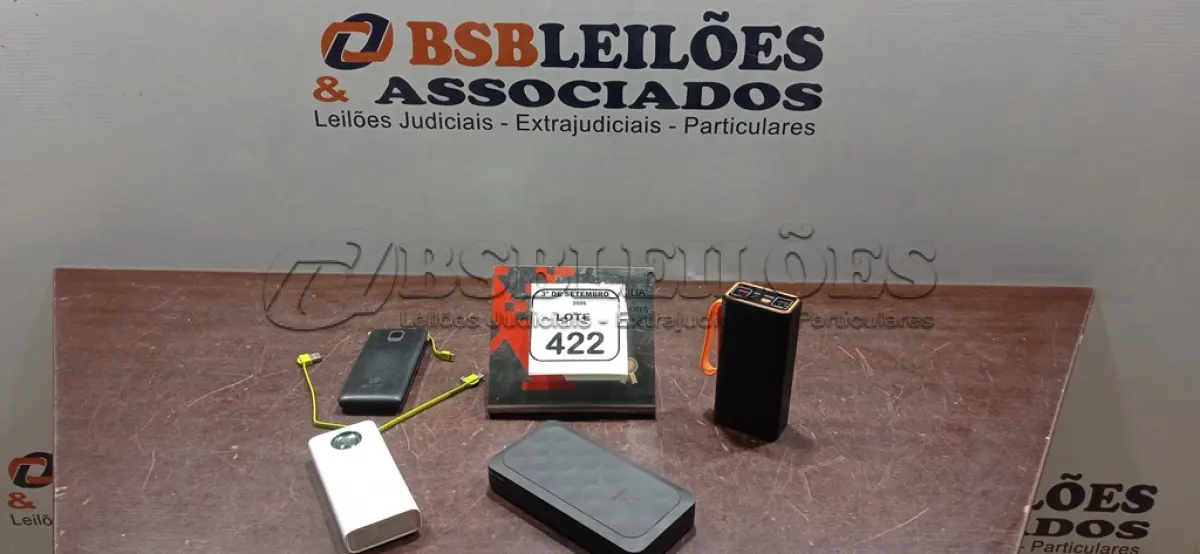 LOTE 422 - 04 POWER BANKS DE MARCAS E MODELOS DIVERSOS. (NO ESTADO) ATENÇÃO! FAZER A VISITAÇÃO ANTES DE ARREMATAR, NÃO SABEMOS SE FUNCIONA, LEILÃO NÃO TEM GARANTIA E NEM DEVOLUÇÃO, SUJEITO A POSSÍVEIS AVARIAS VISÍVEIS/OCULTAS E/OU AUSÊNCIA DE COMPONENTES.