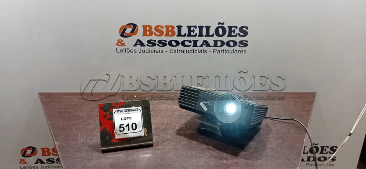LOTE 510 - 01 PROJETOR MARCA BENQ SEM CABOS. (NO ESTADO) ATENÇÃO! FAZER A VISITAÇÃO ANTES DE ARREMATAR, NÃO SABEMOS SE FUNCIONA, LEILÃO NÃO TEM GARANTIA E NEM DEVOLUÇÃO, SUJEITO A POSSÍVEIS AVARIAS VISÍVEIS/OCULTAS E/OU AUSÊNCIA DE COMPONENTES.