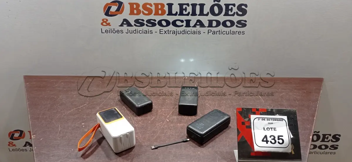 LOTE 435 - 04 POWER BANKS DE MARCAS E MODELOS DIVERSOS. (NO ESTADO) ATENÇÃO! FAZER A VISITAÇÃO ANTES DE ARREMATAR, NÃO SABEMOS SE FUNCIONA, LEILÃO NÃO TEM GARANTIA E NEM DEVOLUÇÃO, SUJEITO A POSSÍVEIS AVARIAS VISÍVEIS/OCULTAS E/OU AUSÊNCIA DE COMPONENTES.
