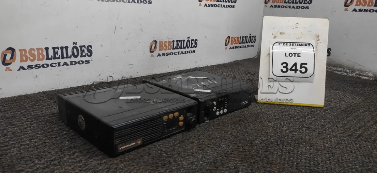 LOTE 345 - 02 RÁDIOS TRANSCEPTORES MARCA MOTOROLA. (NO ESTADO) ATENÇÃO! FAZER A VISITAÇÃO ANTES DE ARREMATAR, NÃO SABEMOS SE FUNCIONA, LEILÃO NÃO TEM GARANTIA E NEM DEVOLUÇÃO, SUJEITO A POSSÍVEIS AVARIAS VISÍVEIS/OCULTAS E/OU AUSÊNCIA DE COMPONENTES.