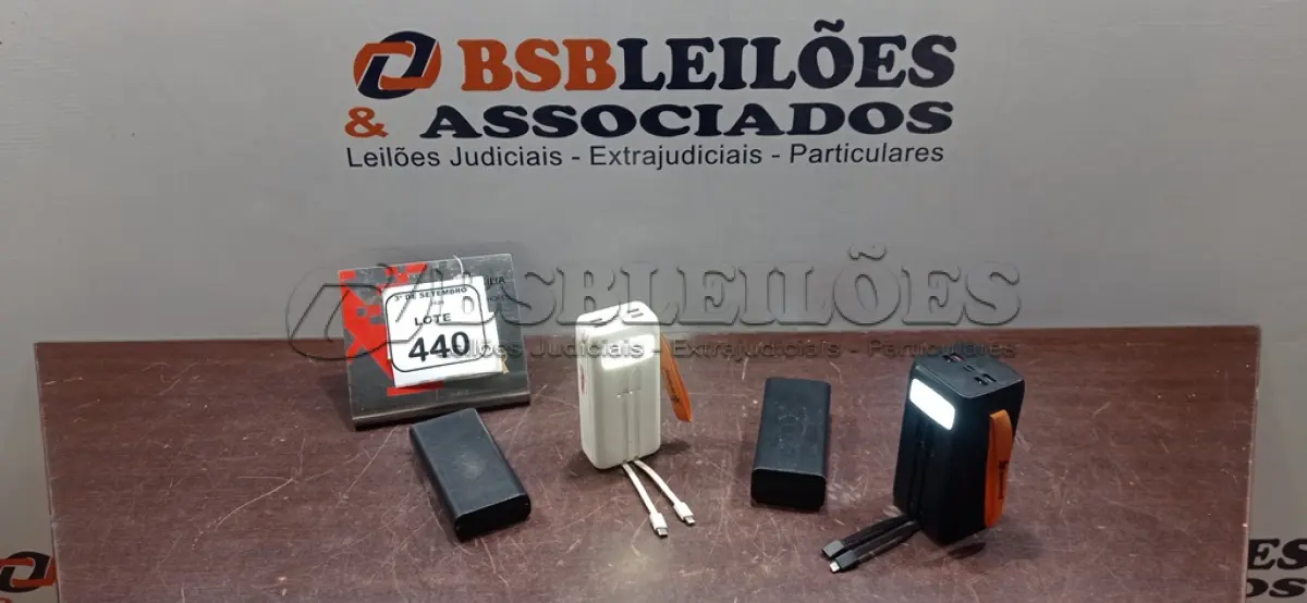 LOTE 440 - 04 POWER BANKS DE MARCAS E MODELOS DIVERSOS. (NO ESTADO) ATENÇÃO! FAZER A VISITAÇÃO ANTES DE ARREMATAR, NÃO SABEMOS SE FUNCIONA, LEILÃO NÃO TEM GARANTIA E NEM DEVOLUÇÃO, SUJEITO A POSSÍVEIS AVARIAS VISÍVEIS/OCULTAS E/OU AUSÊNCIA DE COMPONENTES.