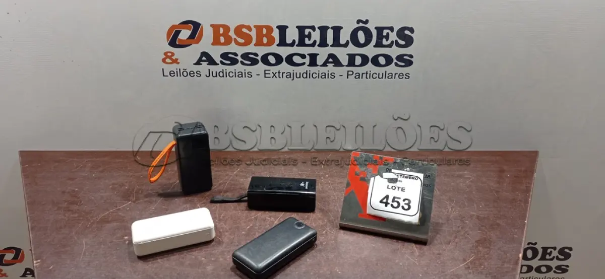 LOTE 453 - 04 POWER BANKS DE MARCAS E MODELOS DIVERSOS. (NO ESTADO) ATENÇÃO! FAZER A VISITAÇÃO ANTES DE ARREMATAR, NÃO SABEMOS SE FUNCIONA, LEILÃO NÃO TEM GARANTIA E NEM DEVOLUÇÃO, SUJEITO A POSSÍVEIS AVARIAS VISÍVEIS/OCULTAS E/OU AUSÊNCIA DE COMPONENTES.