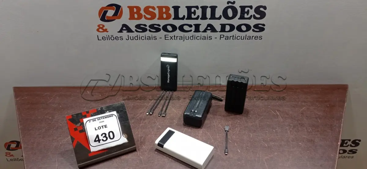 LOTE 430 - 04 POWER BANKS DE MARCAS E MODELOS DIVERSOS. (NO ESTADO) ATENÇÃO! FAZER A VISITAÇÃO ANTES DE ARREMATAR, NÃO SABEMOS SE FUNCIONA, LEILÃO NÃO TEM GARANTIA E NEM DEVOLUÇÃO, SUJEITO A POSSÍVEIS AVARIAS VISÍVEIS/OCULTAS E/OU AUSÊNCIA DE COMPONENTES.