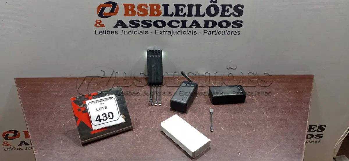 LOTE 430 - 04 POWER BANKS DE MARCAS E MODELOS DIVERSOS. (NO ESTADO) ATENÇÃO! FAZER A VISITAÇÃO ANTES DE ARREMATAR, NÃO SABEMOS SE FUNCIONA, LEILÃO NÃO TEM GARANTIA E NEM DEVOLUÇÃO, SUJEITO A POSSÍVEIS AVARIAS VISÍVEIS/OCULTAS E/OU AUSÊNCIA DE COMPONENTES.
