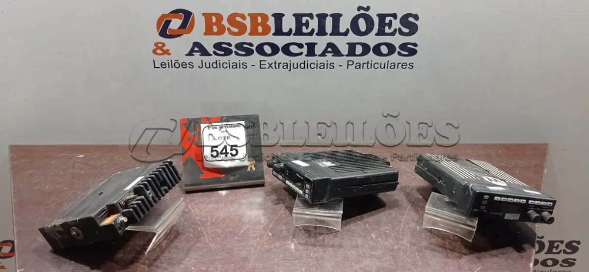 LOTE 545 - 03 RÁDIOS TRANSCEPTORES MARCA MOTOROLA. (NO ESTADO) ATENÇÃO! FAZER A VISITAÇÃO ANTES DE ARREMATAR, NÃO SABEMOS SE FUNCIONA, LEILÃO NÃO TEM GARANTIA E NEM DEVOLUÇÃO, SUJEITO A POSSÍVEIS AVARIAS VISÍVEIS/OCULTAS E/OU AUSÊNCIA DE COMPONENTES.