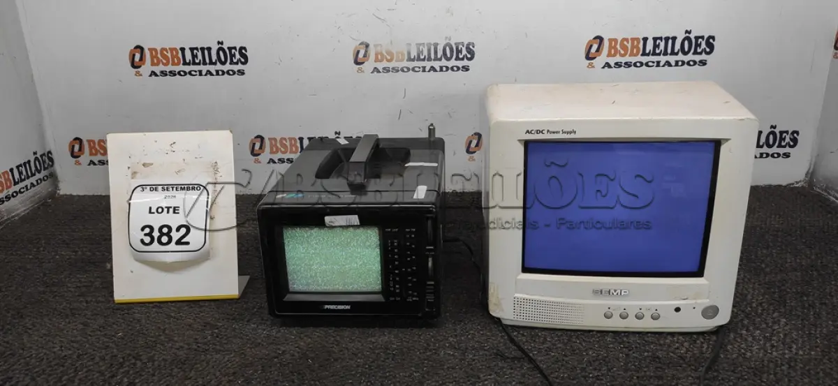 LOTE 382 - 02 MINIS TVS COLORIDAS. (NO ESTADO) ATENÇÃO! FAZER A VISITAÇÃO ANTES DE ARREMATAR, NÃO SABEMOS SE FUNCIONA, LEILÃO NÃO TEM GARANTIA E NEM DEVOLUÇÃO, SUJEITO A POSSÍVEIS AVARIAS VISÍVEIS/OCULTAS E/OU AUSÊNCIA DE COMPONENTES.