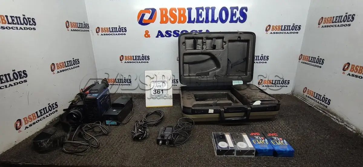 LOTE 361 - 01 FILMADORA MODELO OMNIMOVIE VHS MARCA PANASONIC COM MALETA. (NO ESTADO) ATENÇÃO! FAZER A VISITAÇÃO ANTES DE ARREMATAR, NÃO SABEMOS SE FUNCIONA, LEILÃO NÃO TEM GARANTIA E NEM DEVOLUÇÃO, SUJEITO A POSSÍVEIS AVARIAS VISÍVEIS/OCULTAS E/OU AUSÊNCIA DE COMPONENTES.