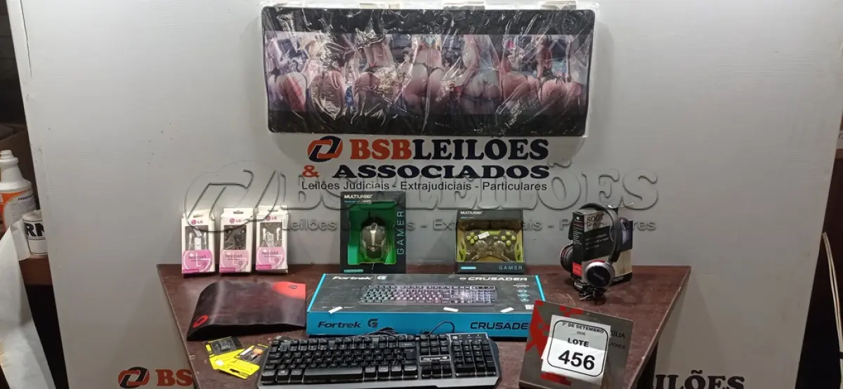 LOTE 456 - 01 TECLADO DE PC, 02 HEADPHONES, 01 CONTROLE DE VÍDEO GAME, 02 MOUSES PAD, 01 MOUSE GAMER, 03 FONES DE OUVIDO E 03 ADAPTADORES DE MICRO USB. (NO ESTADO) ATENÇÃO! FAZER A VISITAÇÃO ANTES DE ARREMATAR, NÃO SABEMOS SE FUNCIONA, LEILÃO NÃO TEM GARANTIA E NEM DEVOLUÇÃO, SUJEITO A POSSÍVEIS AVARIAS VISÍVEIS/OCULTAS E/OU AUSÊNCIA DE COMPONENTES.