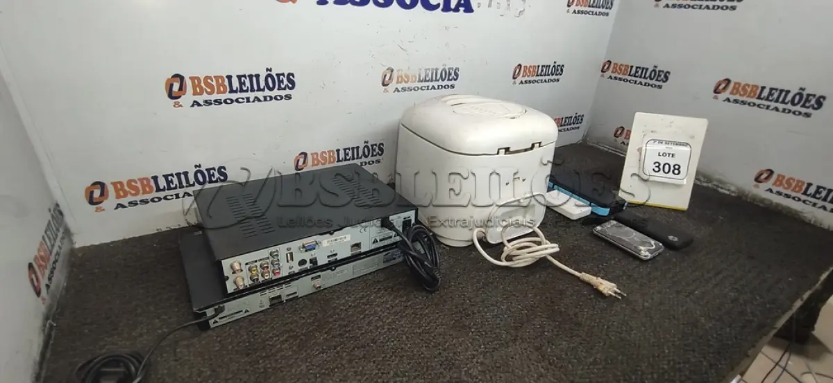 LOTE 308 - 01 PANELA ELÉTRICA, 04 POWER BANKS, 01 BLU RAY E 01 RECEIVER TERRESTRE. (NO ESTADO) ATENÇÃO! FAZER A VISITAÇÃO ANTES DE ARREMATAR, NÃO SABEMOS SE FUNCIONA, LEILÃO NÃO TEM GARANTIA E NEM DEVOLUÇÃO, SUJEITO A POSSÍVEIS AVARIAS VISÍVEIS/OCULTAS E/OU AUSÊNCIA DE COMPONENTES.