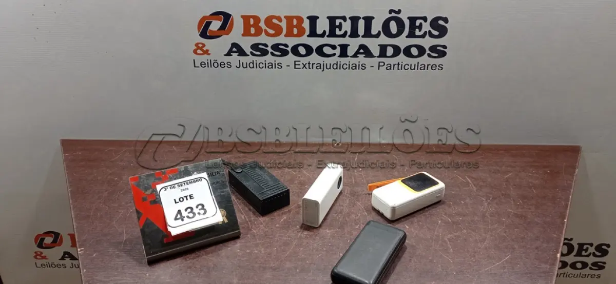LOTE 433 - 04 POWER BANKS DE MARCAS E MODELOS DIVERSOS. (NO ESTADO) ATENÇÃO! FAZER A VISITAÇÃO ANTES DE ARREMATAR, NÃO SABEMOS SE FUNCIONA, LEILÃO NÃO TEM GARANTIA E NEM DEVOLUÇÃO, SUJEITO A POSSÍVEIS AVARIAS VISÍVEIS/OCULTAS E/OU AUSÊNCIA DE COMPONENTES.