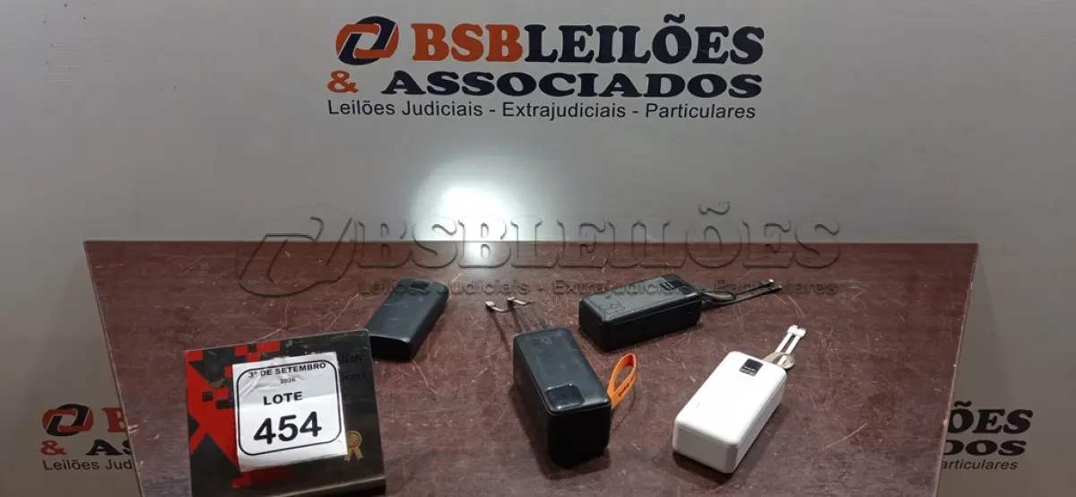 LOTE 454 - 04 POWER BANKS DE MARCAS E MODELOS DIVERSOS. (NO ESTADO) ATENÇÃO! FAZER A VISITAÇÃO ANTES DE ARREMATAR, NÃO SABEMOS SE FUNCIONA, LEILÃO NÃO TEM GARANTIA E NEM DEVOLUÇÃO, SUJEITO A POSSÍVEIS AVARIAS VISÍVEIS/OCULTAS E/OU AUSÊNCIA DE COMPONENTES.