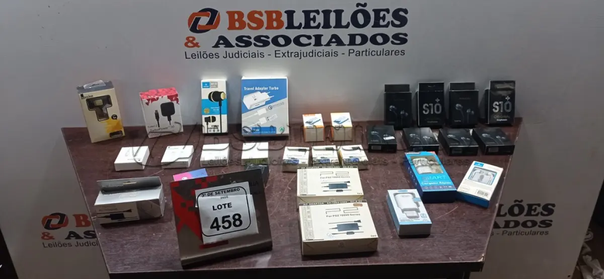 LOTE 458 - 01 LOTE COM VÁRIOS FONES DE OUVIDO, FONTES DE PLAY STATION, CARREGADORES DE CELULAR E CABOS DE MARCASSE MODELOS DIVERSOS. (NO ESTADO) ATENÇÃO! FAZER A VISITAÇÃO ANTES DE ARREMATAR, NÃO SABEMOS SE FUNCIONA, LEILÃO NÃO TEM GARANTIA E NEM DEVOLUÇÃO, SUJEITO A POSSÍVEIS AVARIAS VISÍVEIS/OCULTAS E/OU AUSÊNCIA DE COMPONENTES.