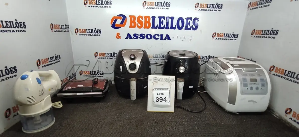 LOTE 394 - 01 MIXER, 01 SANDUICHEIRA GRILL, 01 PANIFICADORA MARCA BRITÂNIA E 02 AIR FRYERS. (NO ESTADO) ATENÇÃO! FAZER A VISITAÇÃO ANTES DE ARREMATAR, NÃO SABEMOS SE FUNCIONA, LEILÃO NÃO TEM GARANTIA E NEM DEVOLUÇÃO, SUJEITO A POSSÍVEIS AVARIAS VISÍVEIS/OCULTAS E/OU AUSÊNCIA DE COMPONENTES.