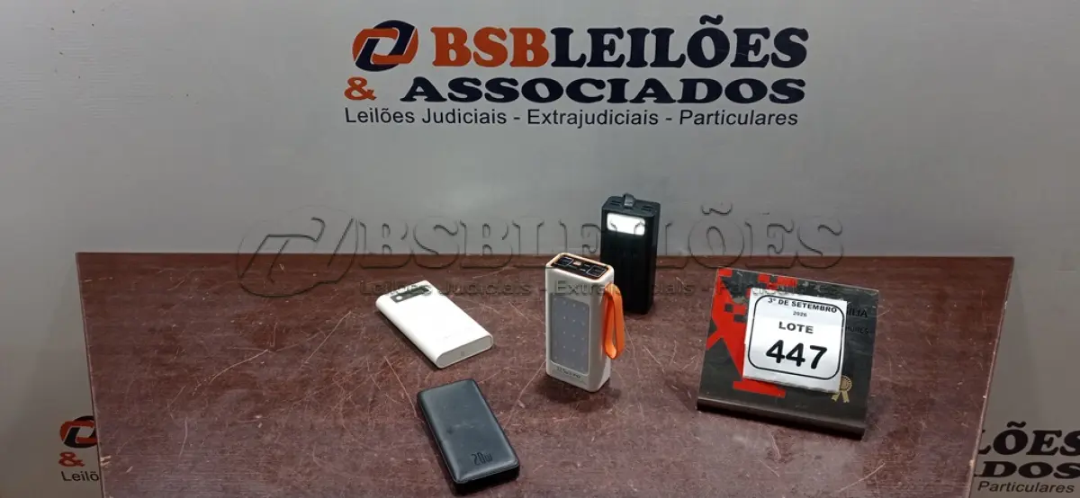 LOTE 447 - 04 POWER BANKS DE MARCAS E MODELOS DIVERSOS. (NO ESTADO) ATENÇÃO! FAZER A VISITAÇÃO ANTES DE ARREMATAR, NÃO SABEMOS SE FUNCIONA, LEILÃO NÃO TEM GARANTIA E NEM DEVOLUÇÃO, SUJEITO A POSSÍVEIS AVARIAS VISÍVEIS/OCULTAS E/OU AUSÊNCIA DE COMPONENTES.