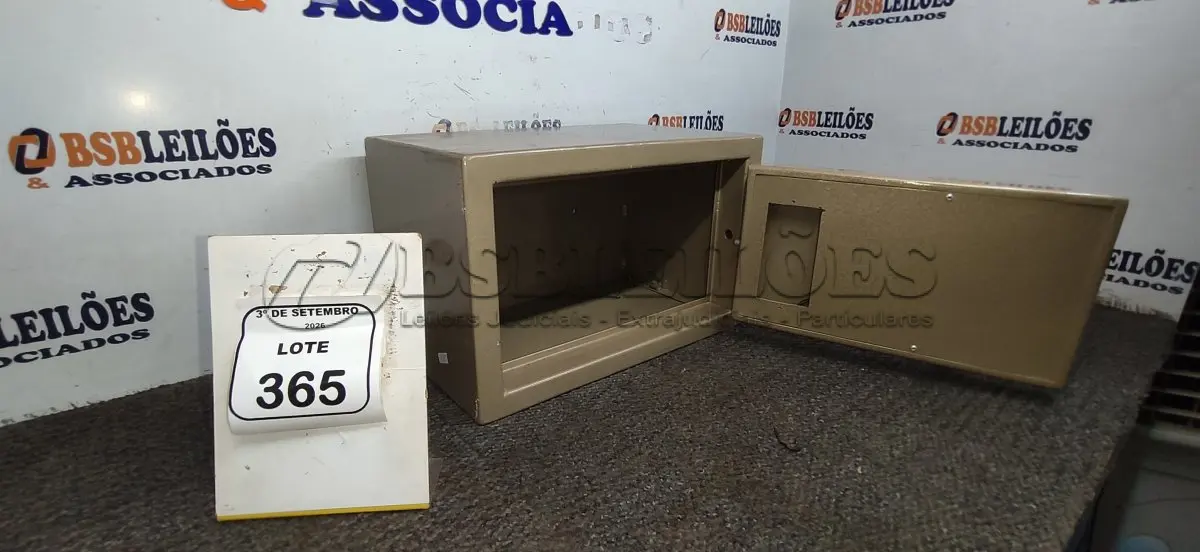 LOTE 365 - 01 COFRE PEQUENO DIGITAL. (NO ESTADO) ATENÇÃO! FAZER A VISITAÇÃO ANTES DE ARREMATAR, NÃO SABEMOS SE FUNCIONA, LEILÃO NÃO TEM GARANTIA E NEM DEVOLUÇÃO, SUJEITO A POSSÍVEIS AVARIAS VISÍVEIS/OCULTAS E/OU AUSÊNCIA DE COMPONENTES.