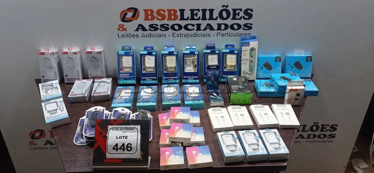 LOTE 446 - 01 LOTE COM VÁRIOS CABOS, CARREGADORES DE CELULAR E FONES DE OUVIDO MARCAS E MODELOS DIVERSOS. (NO ESTADO) ATENÇÃO! FAZER A VISITAÇÃO ANTES DE ARREMATAR, NÃO SABEMOS SE FUNCIONA, LEILÃO NÃO TEM GARANTIA E NEM DEVOLUÇÃO, SUJEITO A POSSÍVEIS AVARIAS VISÍVEIS/OCULTAS E/OU AUSÊNCIA DE COMPONENTES.