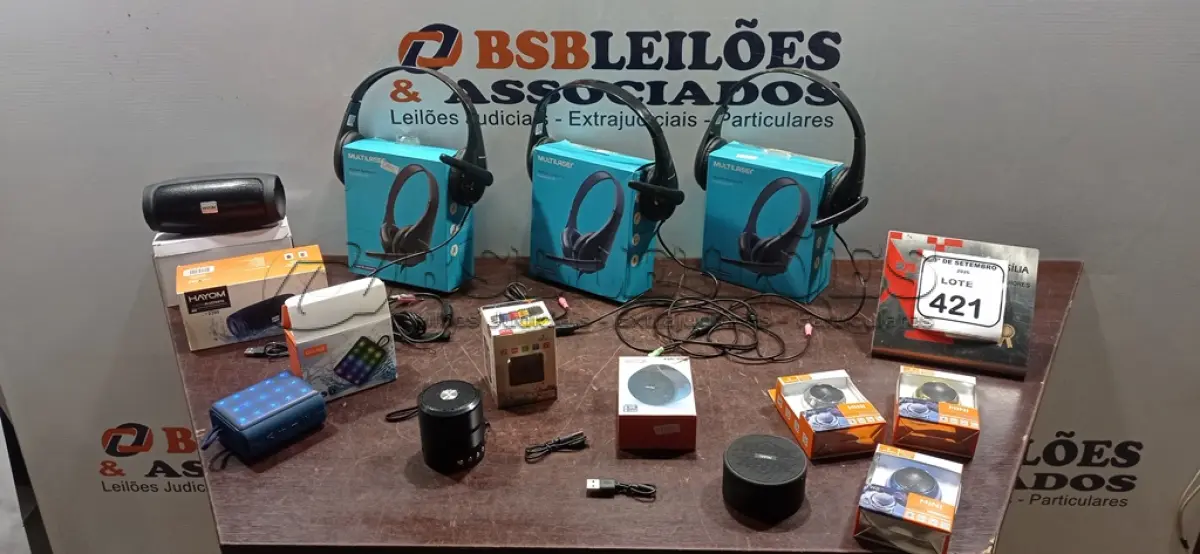 LOTE 421 - 03 HEADSETS E 07 CAIXINHAS DE SOM DE MARCAS E MODELOS DIVERSOS. (NO ESTADO) ATENÇÃO! FAZER A VISITAÇÃO ANTES DE ARREMATAR, NÃO SABEMOS SE FUNCIONA, LEILÃO NÃO TEM GARANTIA E NEM DEVOLUÇÃO, SUJEITO A POSSÍVEIS AVARIAS VISÍVEIS/OCULTAS E/OU AUSÊNCIA DE COMPONENTES.