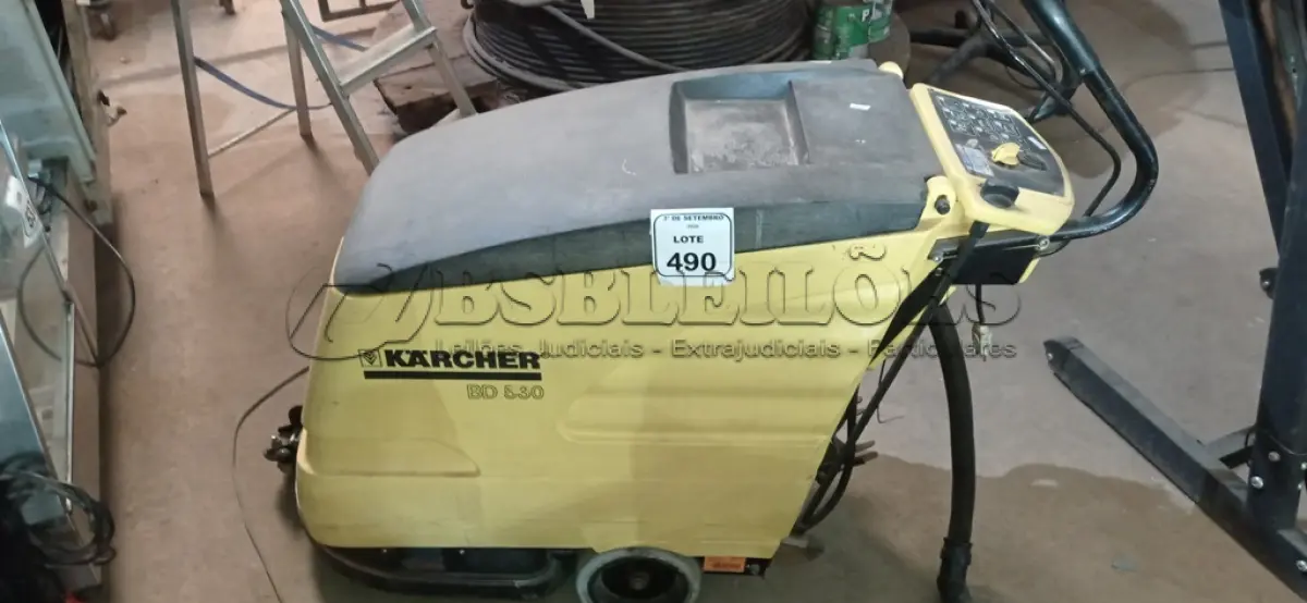 LOTE 490 - 01 MÁQUINA DE LAVAR PISOS INDUSTRIAL MODELO BD 530 MARCA KARCHER. (NO ESTADO) ATENÇÃO! FAZER A VISITAÇÃO ANTES DE ARREMATAR, NÃO SABEMOS SE FUNCIONA, LEILÃO NÃO TEM GARANTIA E NEM DEVOLUÇÃO, SUJEITO A POSSÍVEIS AVARIAS VISÍVEIS/OCULTAS E/OU AUSÊNCIA DE COMPONENTES.