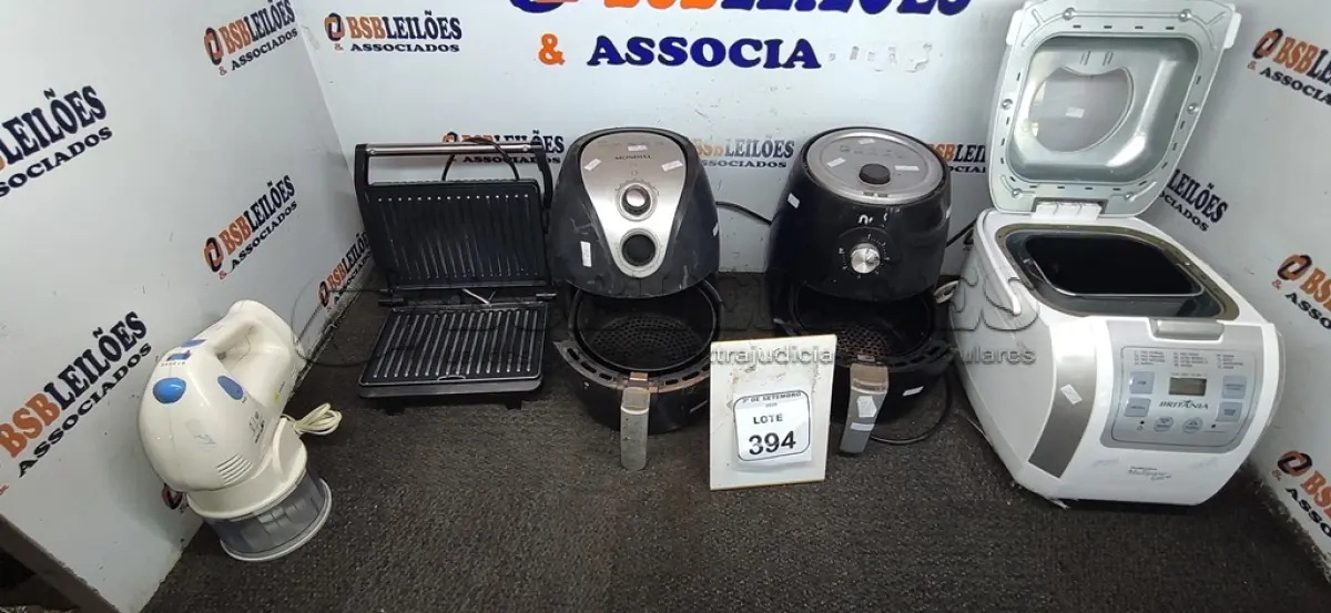 LOTE 394 - 01 MIXER, 01 SANDUICHEIRA GRILL, 01 PANIFICADORA MARCA BRITÂNIA E 02 AIR FRYERS. (NO ESTADO) ATENÇÃO! FAZER A VISITAÇÃO ANTES DE ARREMATAR, NÃO SABEMOS SE FUNCIONA, LEILÃO NÃO TEM GARANTIA E NEM DEVOLUÇÃO, SUJEITO A POSSÍVEIS AVARIAS VISÍVEIS/OCULTAS E/OU AUSÊNCIA DE COMPONENTES.